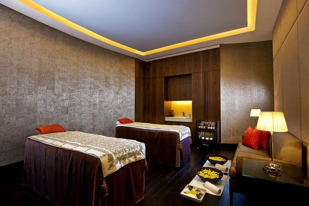The Leela Palace Τσενάι Ανέσεις φωτογραφία A spa treatment room at The Oberoi, Mumbai