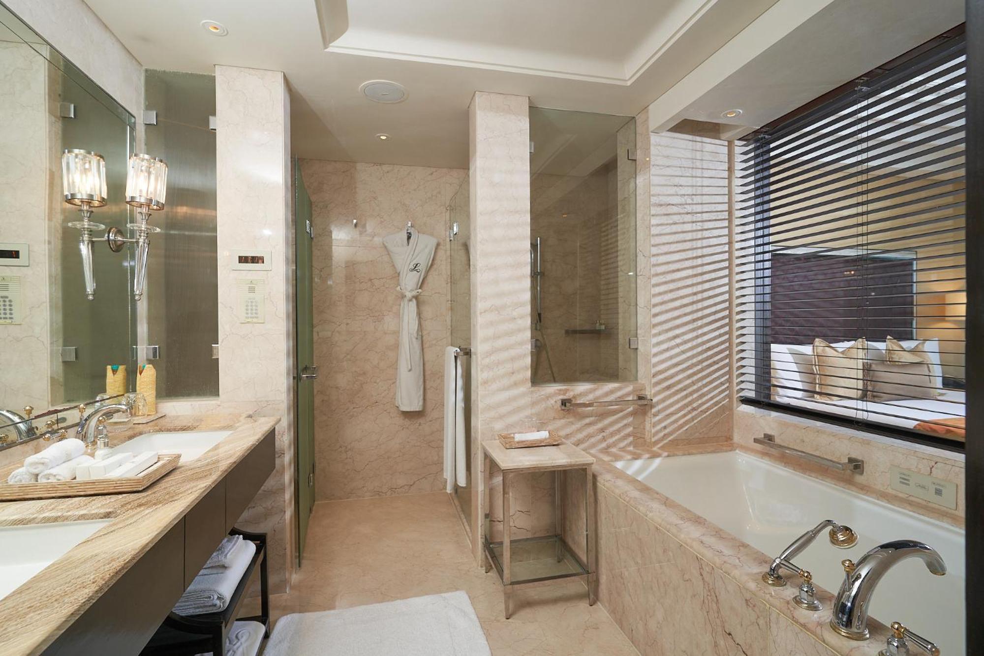 The Leela Palace Τσενάι Εξωτερικό φωτογραφία A bathroom at the Mandarin Oriental, Paris