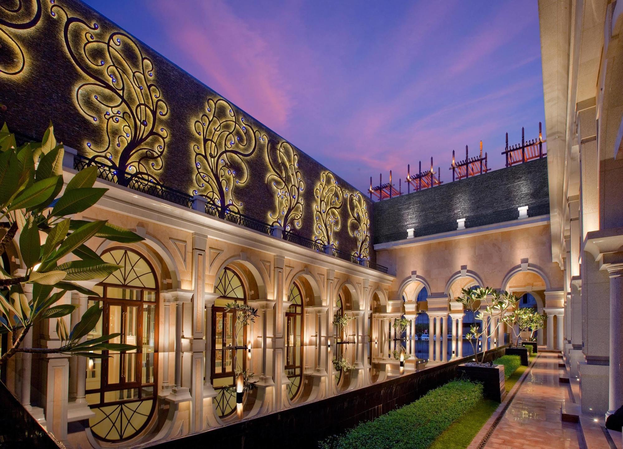 The Leela Palace Τσενάι Εξωτερικό φωτογραφία The interior of the hotel
